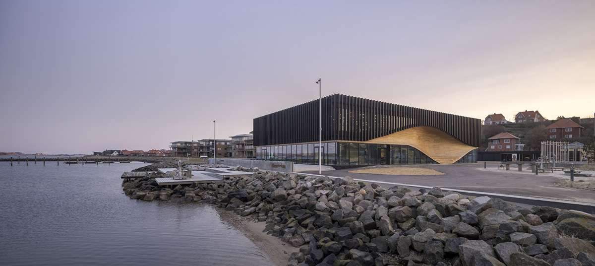 مبنى كليماتوريوم ذو الموجة الخشبية في الدانمارك يكتمل بناؤه بواسطة 3XN Architects و SLA Architects