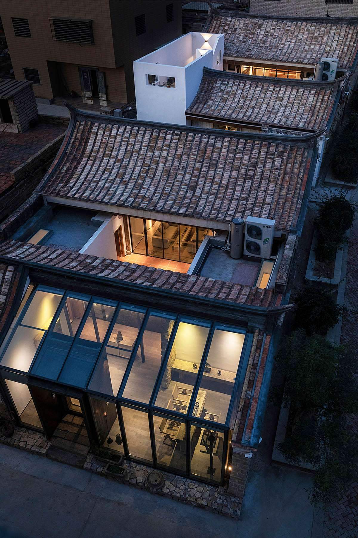إعادة إحياء منزل صيني تقليدي باستخدام واجهة زجاجية
