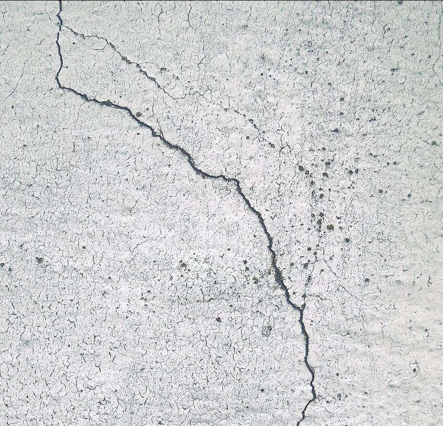 Causes of external and internal plaster cracks
