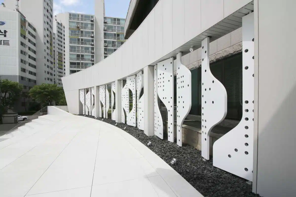 A wall that communicates with people "Pyeonmun"