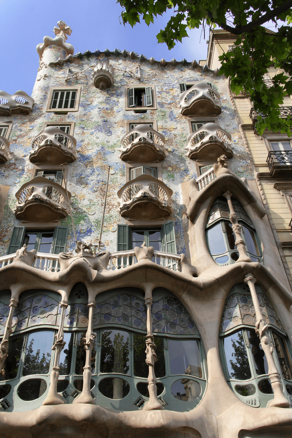 Antoni Gaudí trajo su exuberante versión del Art Nouveau a Barcelona, ​​creando muchos de…