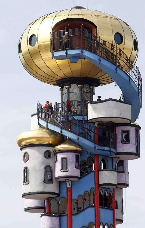 The Kuchlbauer Tower (German: Kuchlbauer-Turm) is an observation tower designed by Austrian architect Friedensreich…
