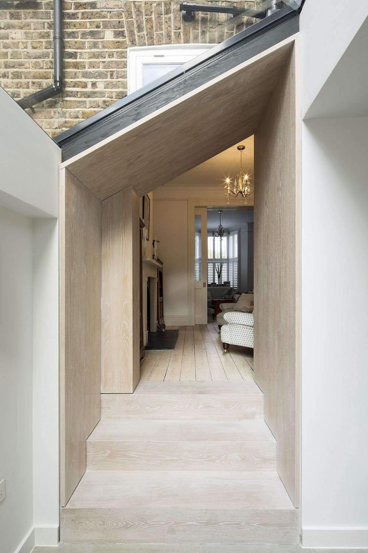 This scheme consists of a contemporary oak lined side-return extension to a Victorian terraced…