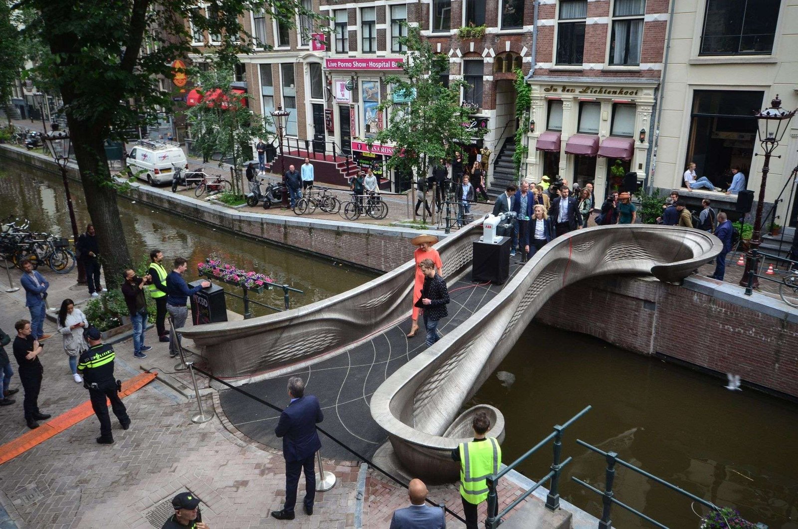 Joris Laarman with MX3D & Arup Fabricates a 3D Printed Pedestrian Steel Bridge in Amsterdam