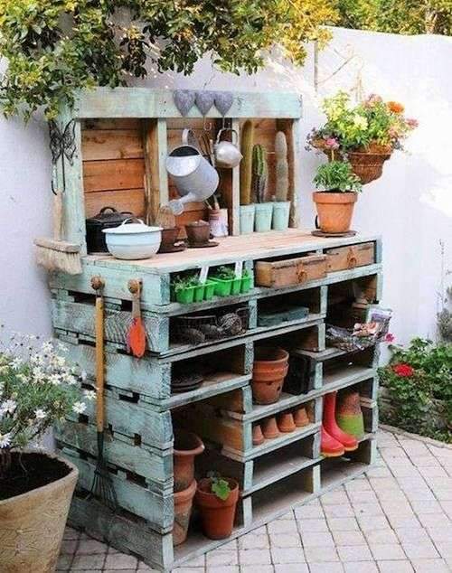 Make a garden on a budget with these pallet garden ideas. From DIY pallet…