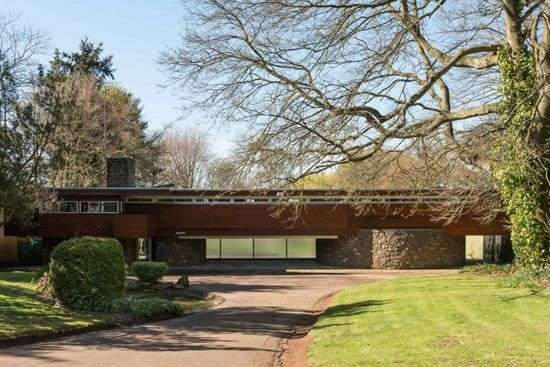 1960s Robert Harvey-designed midcentury modern property in Kenilworth, Warwickshire Now this is something special…