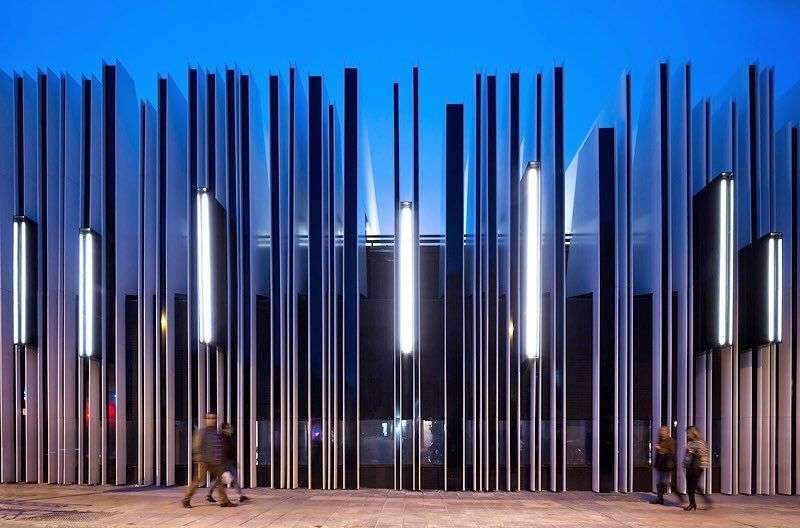 A façade with protruding lighting has been added to this building in #madrid #spain…