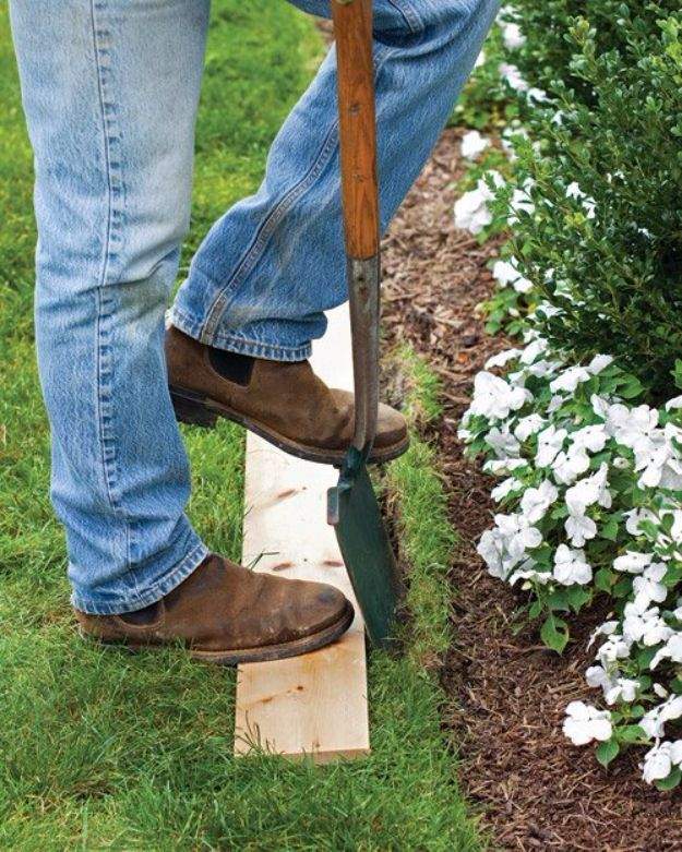DIY Landscaping Hacks – Easy Way To Edge A Lawn – Easy Ways to…