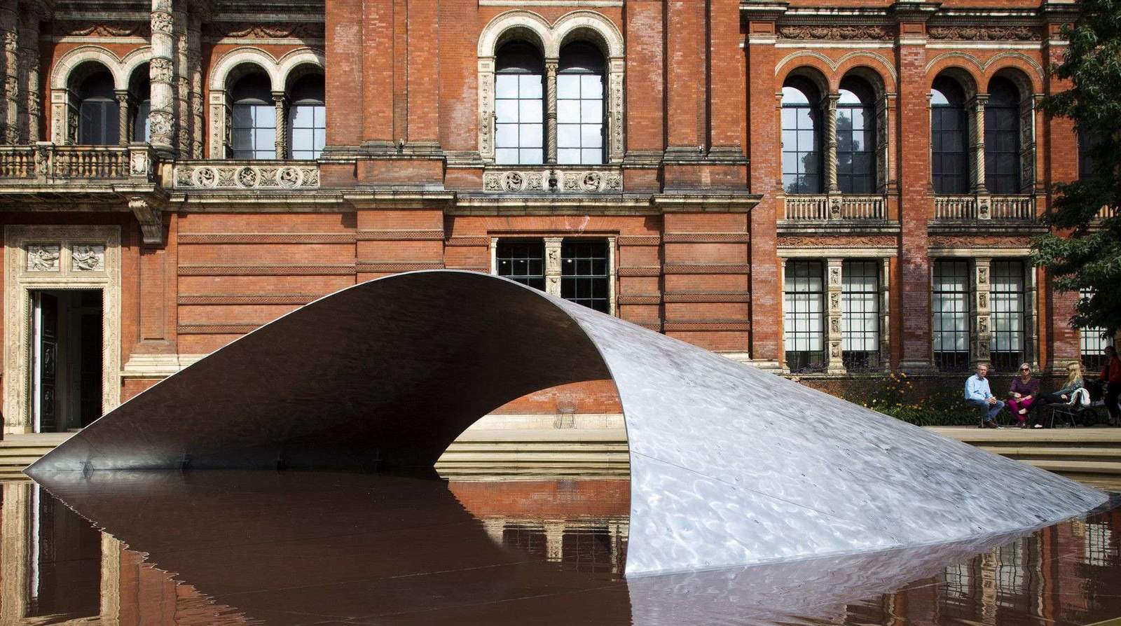Crest,©Zaha Hadid Architects has constructed an experimental structure on the grounds of London’s V&A…