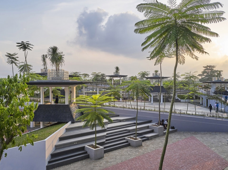 The new plaza at Pamulang University, inspired by the Islamic Star, features green spaces and modern buildings integrated into nature.