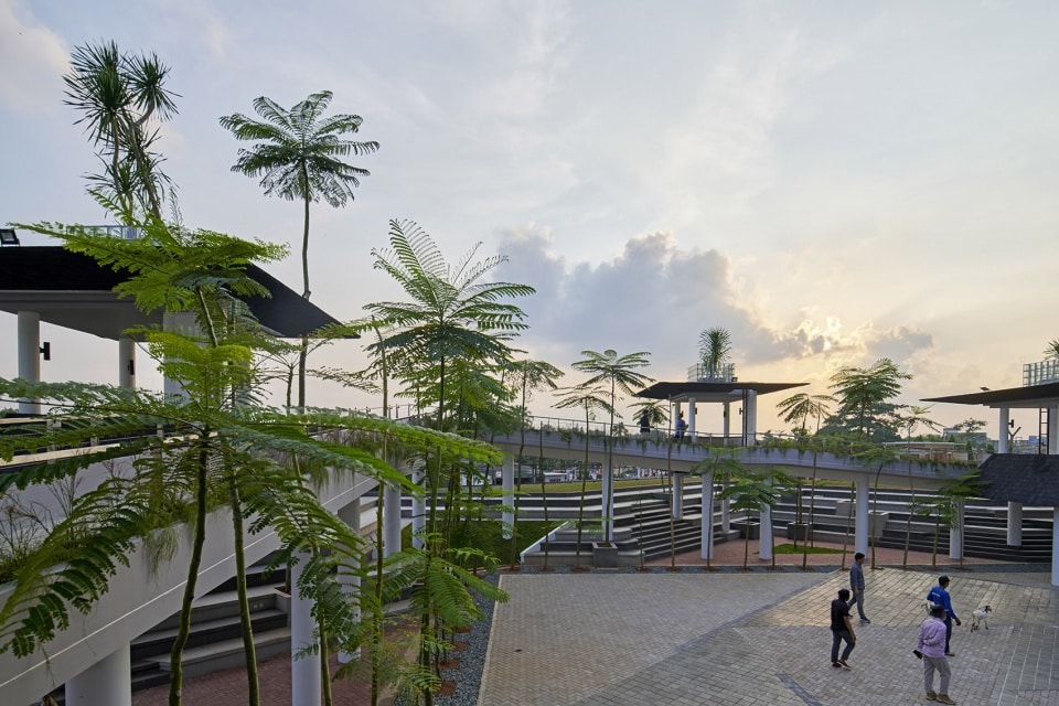 The new plaza at Pamulang University, inspired by the Islamic Star, features green spaces and modern buildings integrated into nature.