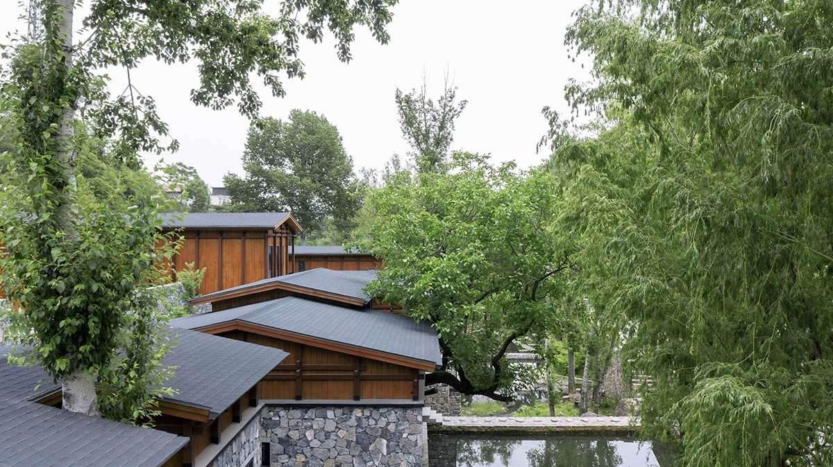 The use of solid stone and wooden structures in the design of a Chinese resort