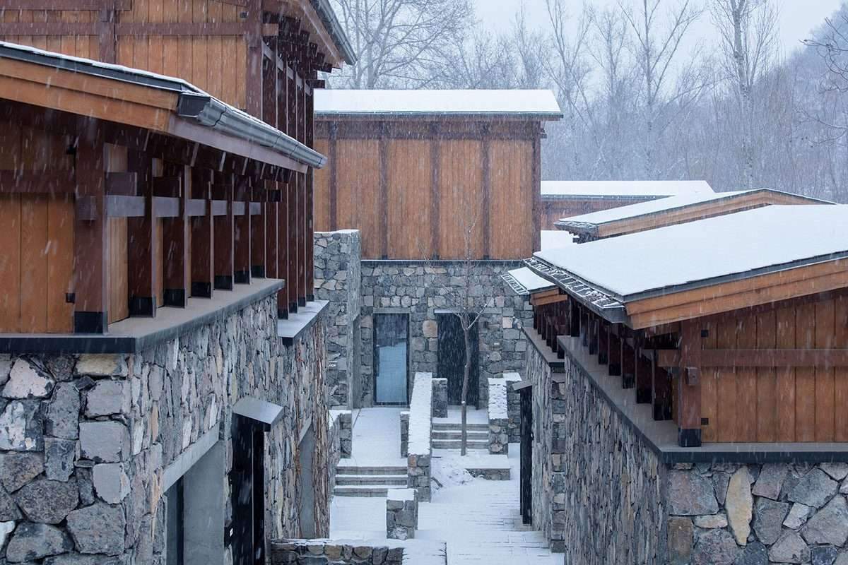 The use of solid stone and wooden structures in the design of a Chinese resort