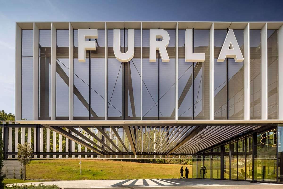 The use of a green stepped roof in the design of Furla’s headquarters in the Chianti Hills