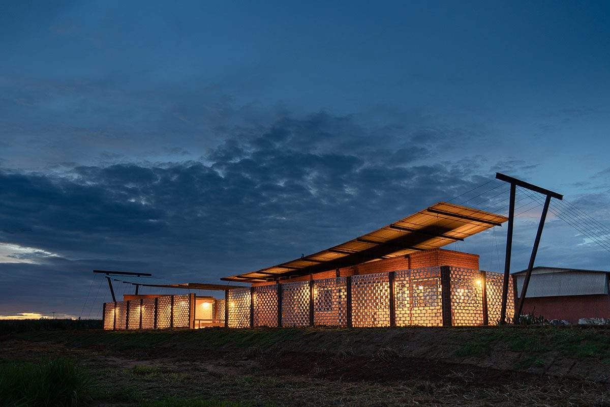 Building an office with earthen and transparent walls in Paraguay by Mínimo Común Arquitectura