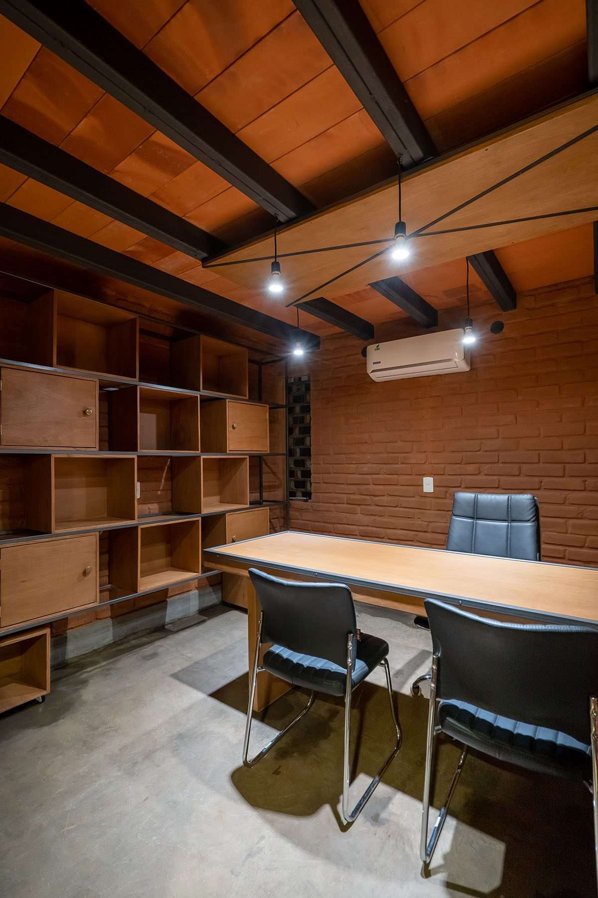 Building an office with earthen and transparent walls in Paraguay by Mínimo Común Arquitectura