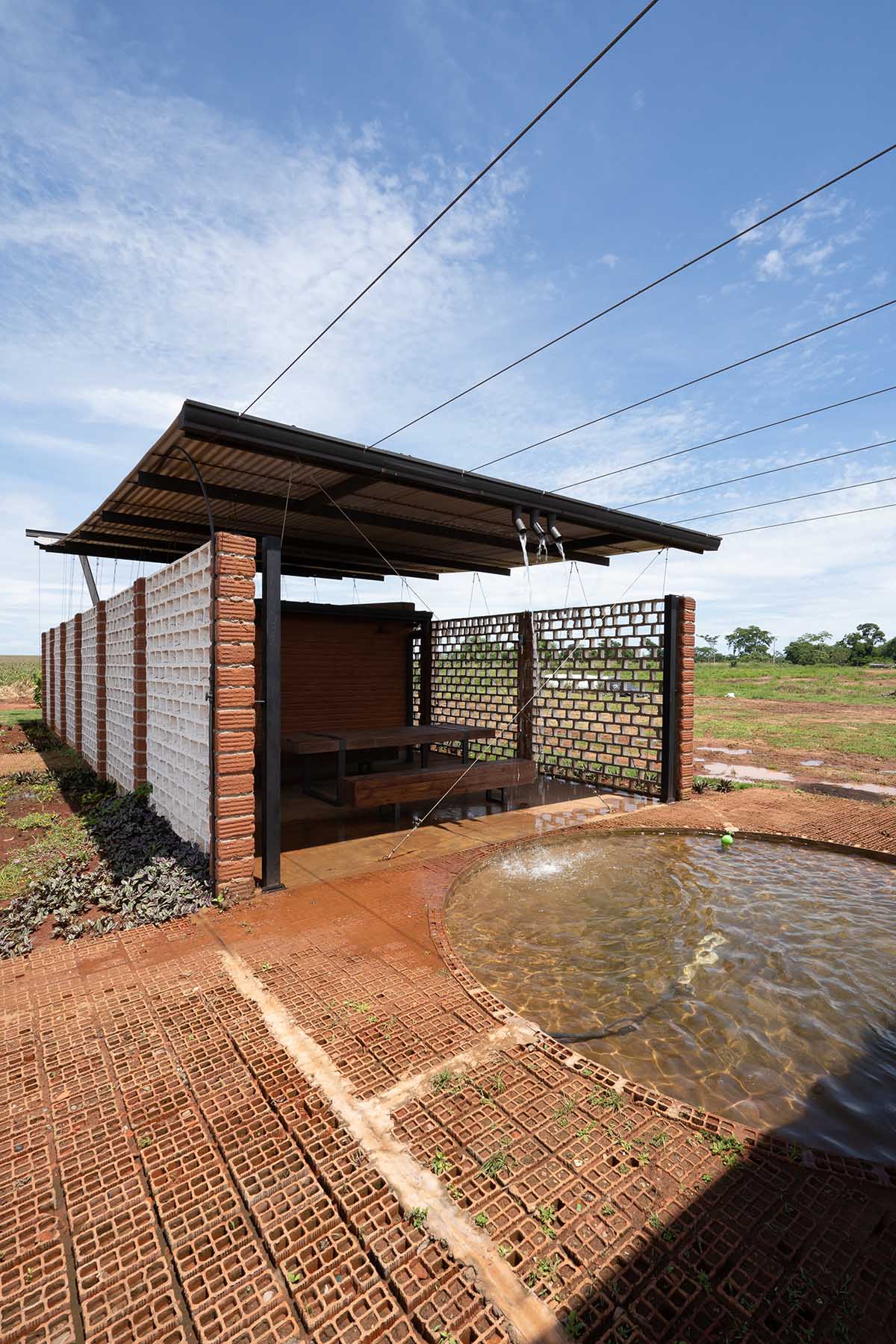 Building an office with earthen and transparent walls in Paraguay by Mínimo Común Arquitectura