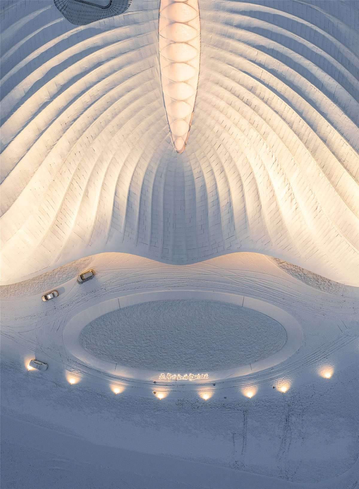 تصميم مركز لرجال الأعمال مثل خيمة بيضاء عملاقة