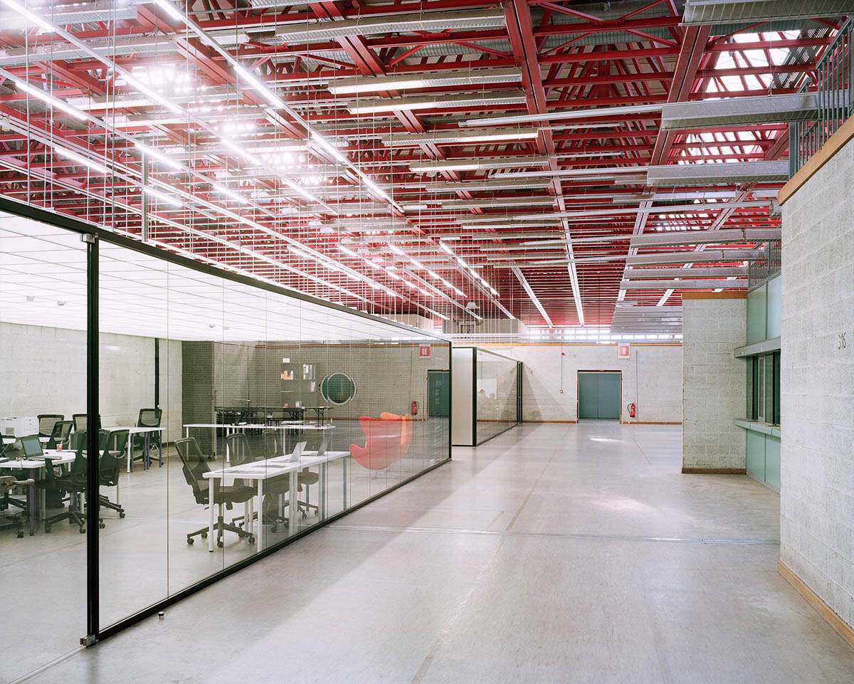 تحويل المبني الصناعي لمساحة عمل ذات سقف فولاذي وردي