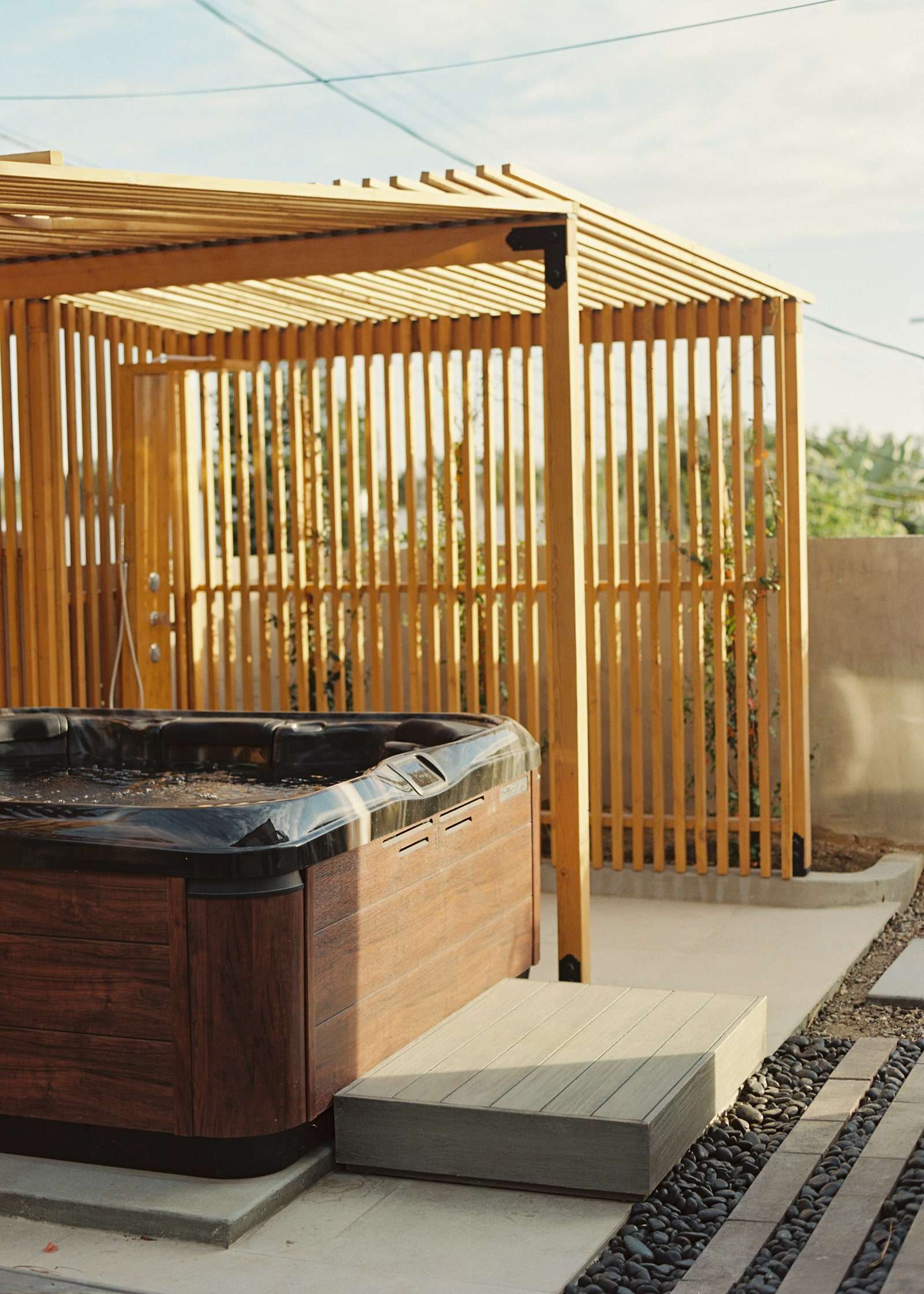 ربما تحتوي الصورة على Tub Hot Tub Jacuzzi Porch and Patio