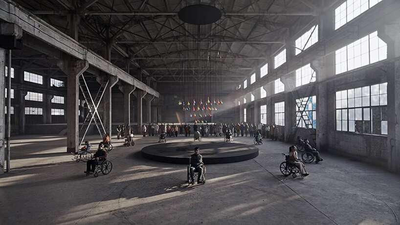 يقوم الأشخاص ذوو الإعاقة بتفجير بالونات مليئة بالطلاء باستخدام قوة عقولهم