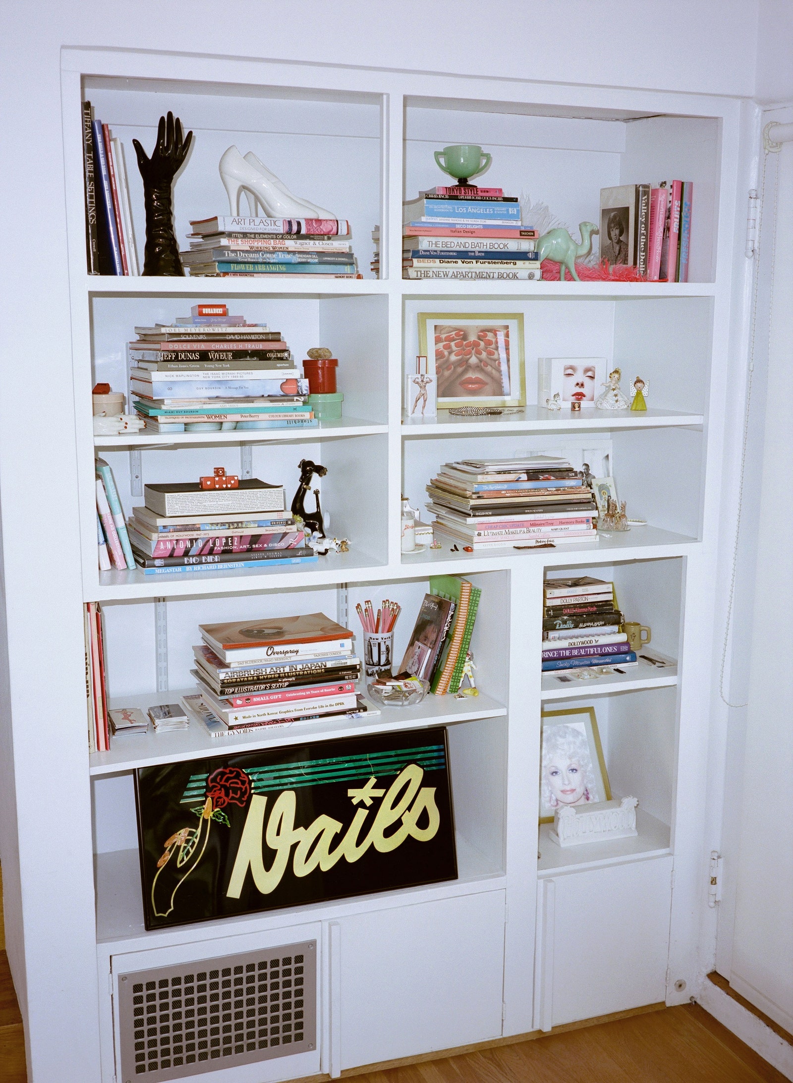 ربما تحتوي الصورة على رف خزانة أثاث Dolly Parton Book Cupboard and Closet