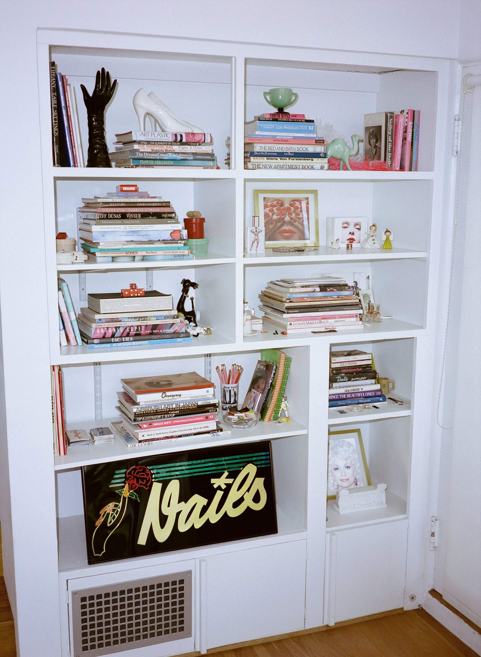 ربما تحتوي الصورة على رف خزانة أثاث Dolly Parton Book Cupboard and Closet