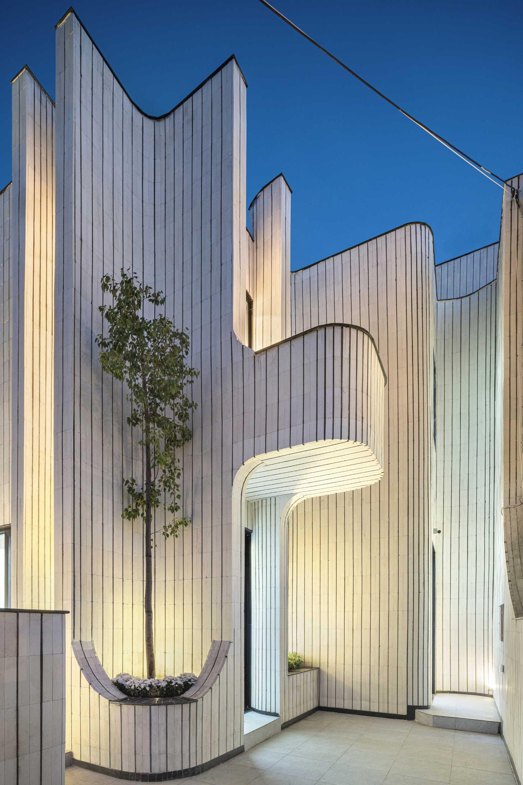 الإضاءة الخارجية تسلط الضوء على تصميم هذا المنزل الحديث.