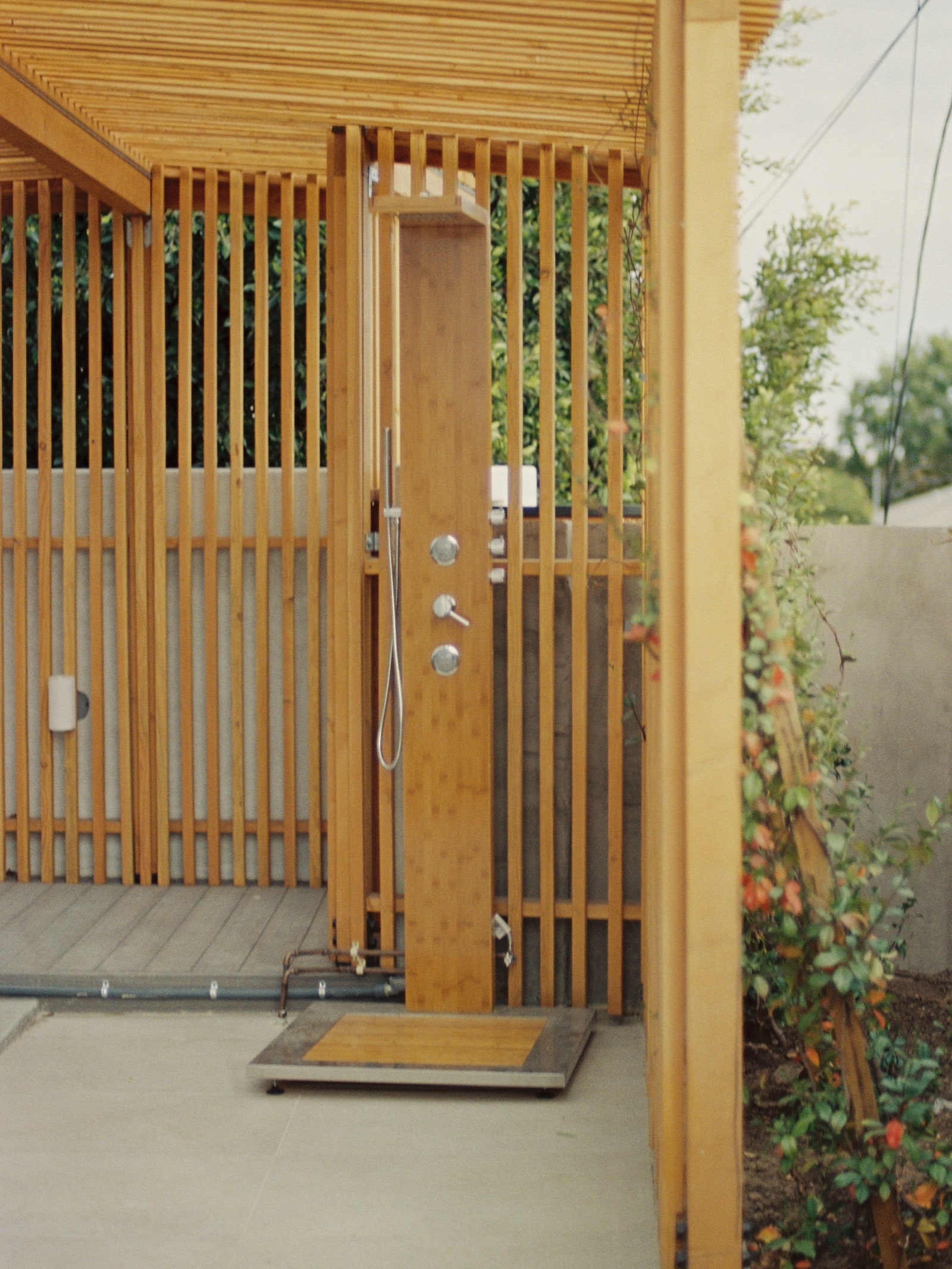 ربما تحتوي الصورة على Door Folding Door and Wood