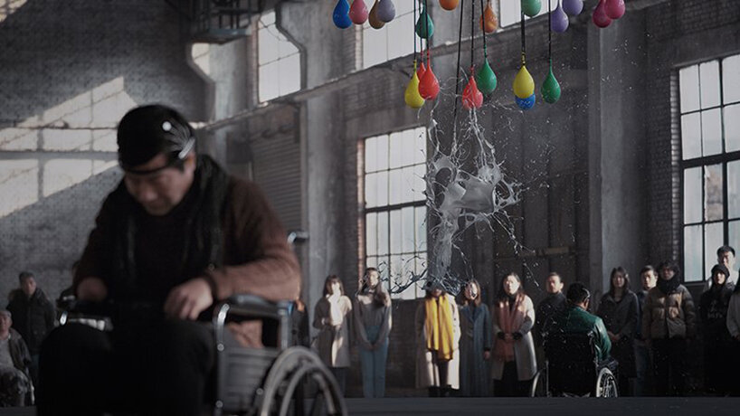 يقوم الأشخاص ذوو الإعاقة بتفجير بالونات مليئة بالطلاء باستخدام قوة عقولهم