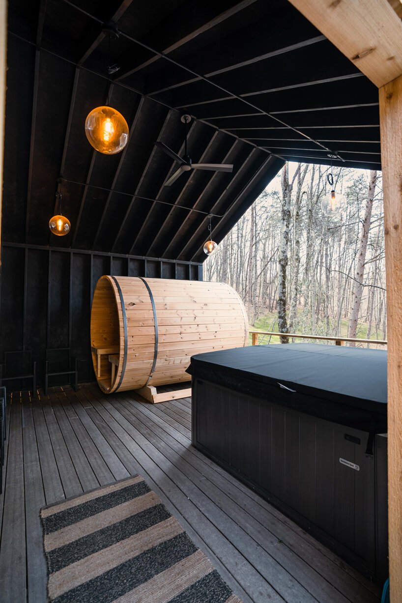 يعد hygge box hop ملاذًا بعيدًا عن بُعد airbnb مصنوع من سبع حاويات شحن