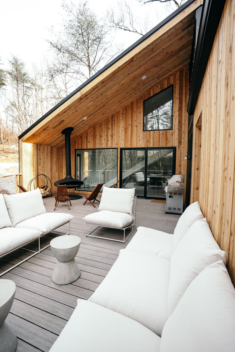 يعد hygge box hop ملاذًا بعيدًا عن بُعد airbnb مصنوع من سبع حاويات شحن