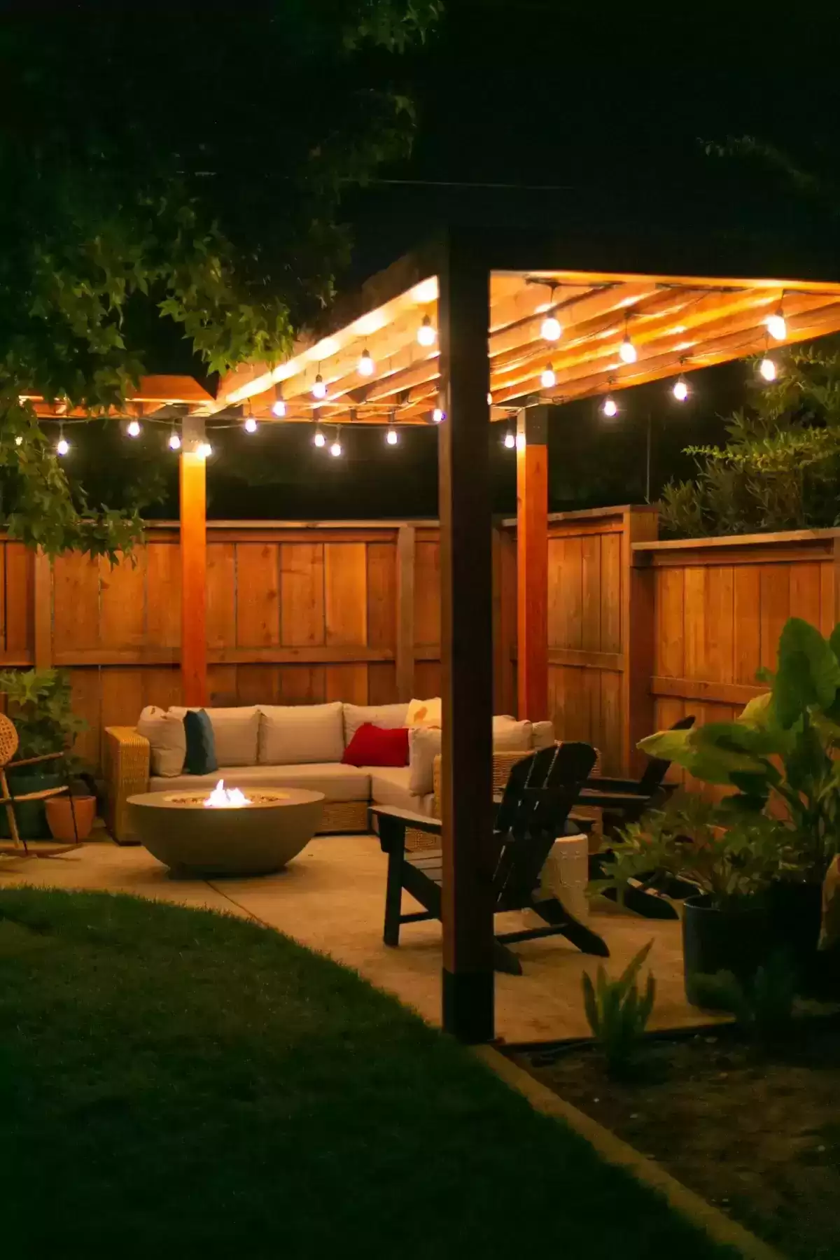 This modern pergola is a great backyard addition! It's the perfect ...
