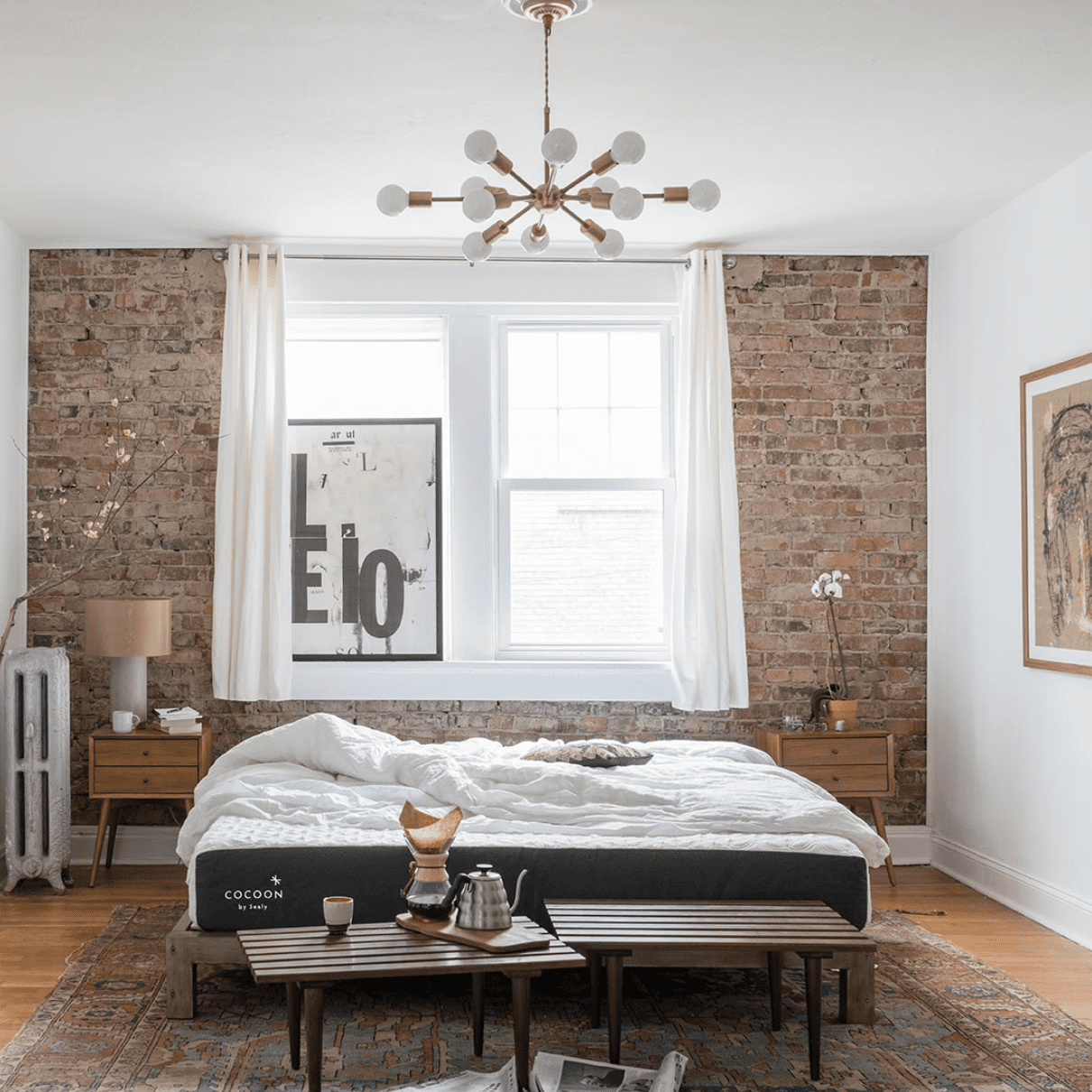 ربما تحتوي الصورة على: غرفة ، غرفة نوم ، في الداخل ، أثاث ، تصميم داخلي ، أرضيات ، أرضية ، سرير ، خشب ، وديكور منزلي