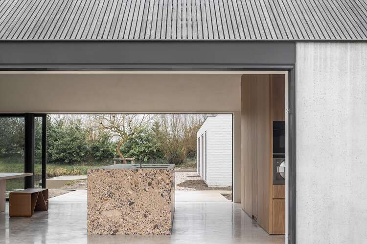 المقر الجديد لمفاهيم Moróro Outdoor / ناقص المهندسين المعماريين الداخليين - التصوير الداخلي ، الخشب ، الخرسانة ، النوافذ