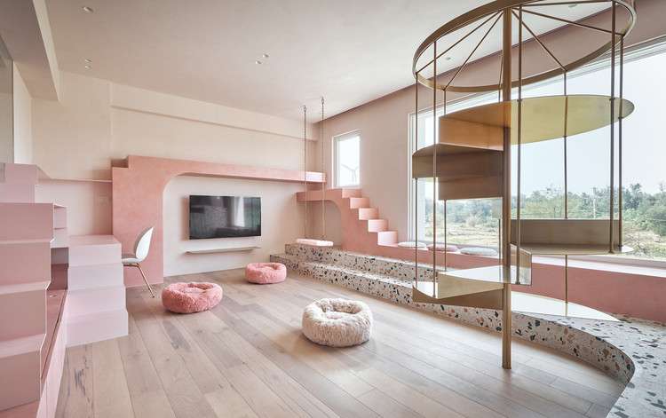 سلالم متعددة الوظائف: 9 خيارات للاستفادة من مساحة الدوران العمودي ، Casa rosada dos gatos / KC Design Studio.  صورة © يا!  جبنه