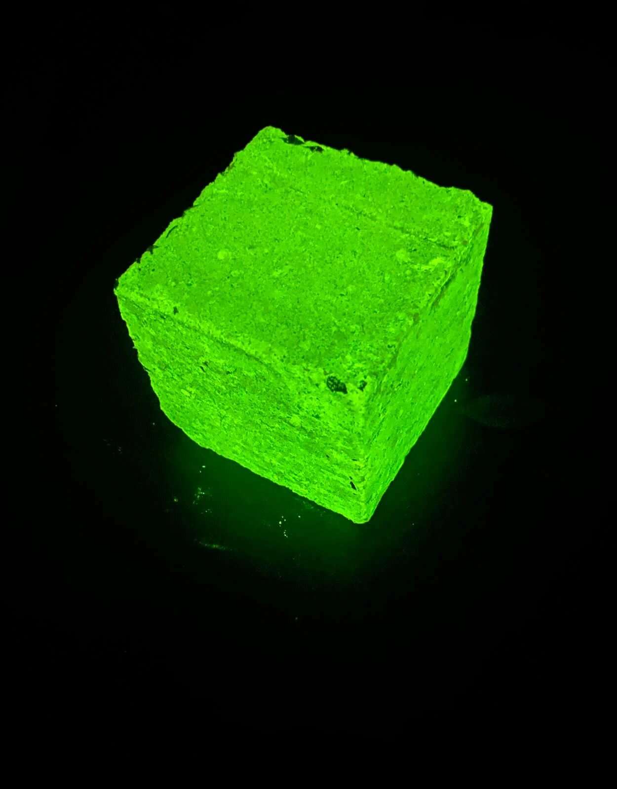AUC College of Engineering students invent self-luminous concrete