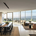 California House / Gluck + - تصوير داخلي ، طاولة ، كرسي ، نوافذ