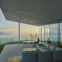 California House / Gluck + - تصوير داخلي ، غرفة معيشة ، طاولة ، كرسي ، سطح السفينة ، فناء