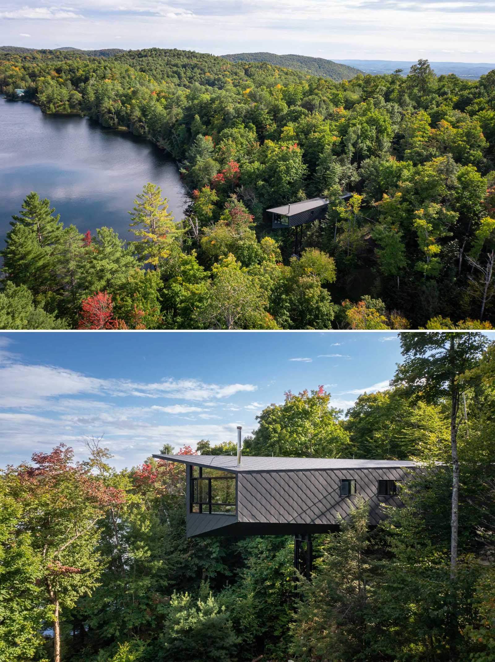 صمم Kariuok Architects مقصورة حديثة في كيبيك ، كندا ، مرتفعة لتقع داخل قمم الأشجار.