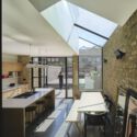 Light House / RISE Design Studio - تصوير داخلي ، مطبخ ، طاولة ، كرسي ، كونترتوب ، نوافذ ، شعاع