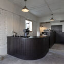 Momento Brewers Caf&eacute; / Studio Hoon - تصوير داخلي ، مطبخ ، طاولة ، نوافذ ، كرسي ، كونترتوب