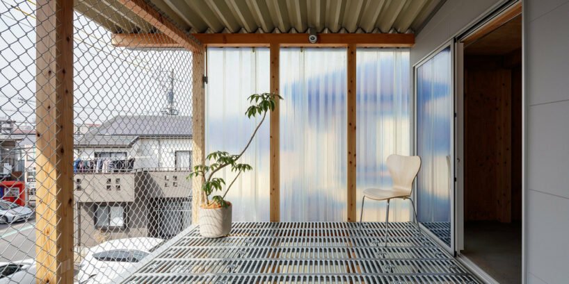 المهندسين المعماريين نوري يشكلون واجهة شبكية فولاذية للمنزل الأدنى في تويوتا