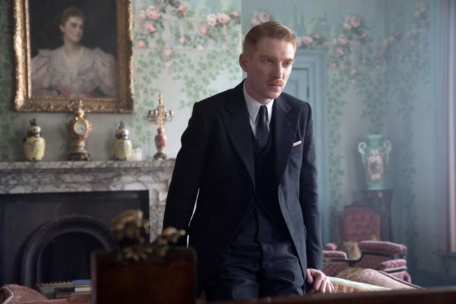 ربما تحتوي الصورة على Domhnall Gleeson Human Person ملابس ملابس بدلة معطف معطف وفي الداخل