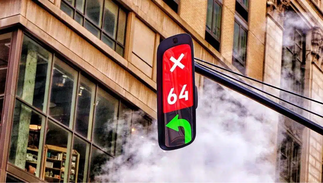 This traffic signal receives a 21st-century makeover with a single screen تستقبل إشارة المرور هذه تحولاً في القرن الحادي والعشرين بشاشة واحدة