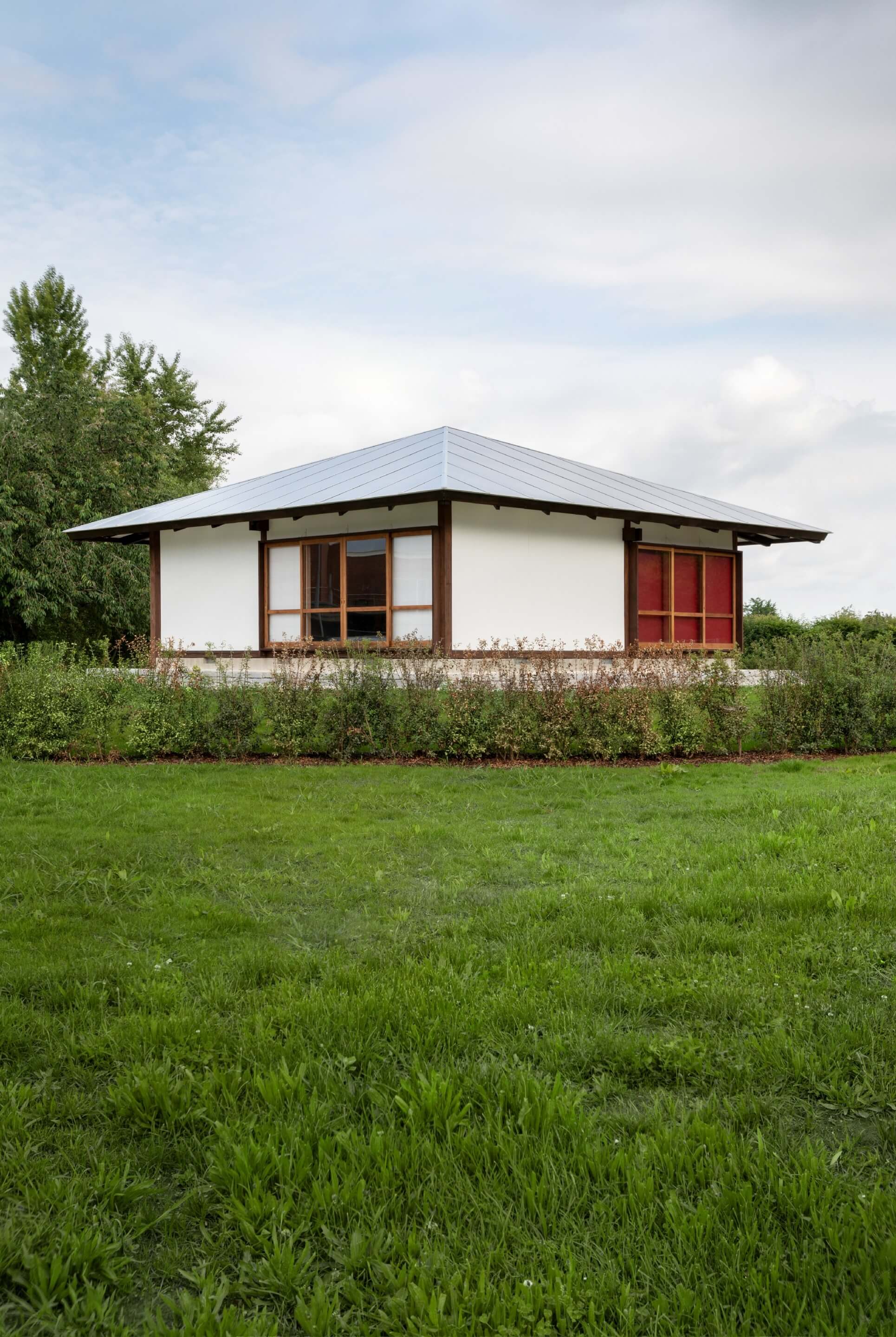 a midcentury japanese home topped with an umbrella-like roof