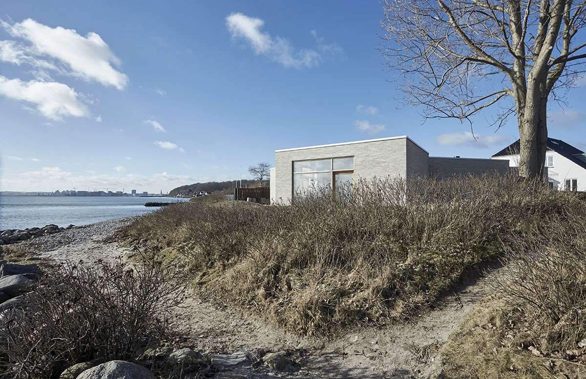 Completion of a private villa with smooth edges with floating transfers inside