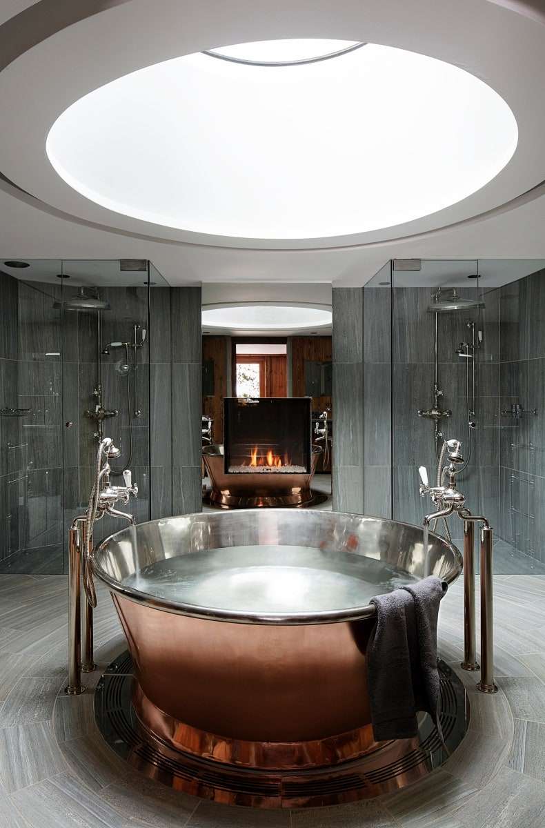 ربما تحتوي الصورة على Tub Indoors Room Bathtub Hot Tub and Jacuzzi