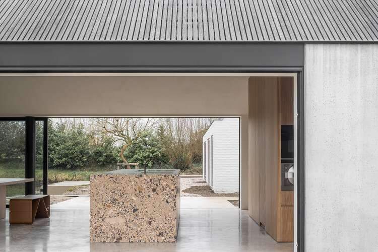 المقر الجديد لمفاهيم Moróro Outdoor / ناقص المهندسين المعماريين الداخليين - التصوير الداخلي ، الخشب ، الخرسانة ، النوافذ