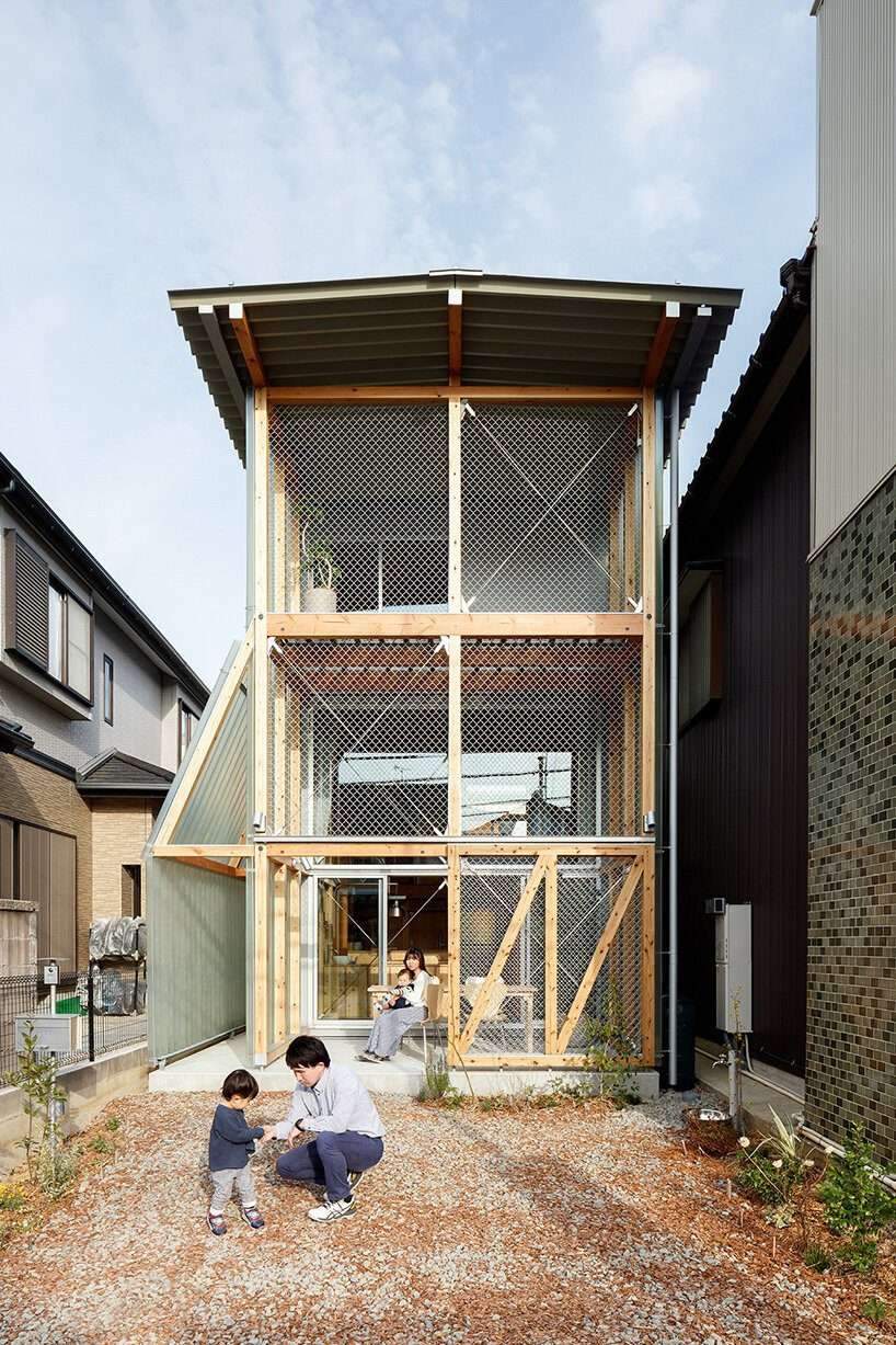 المهندسين المعماريين نوري يشكلون واجهة شبكية فولاذية للمنزل الأدنى في تويوتا